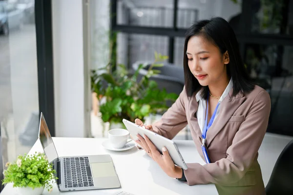 Attractive Beautiful Millennial Asian Businesswoman Female Banker Using Her Tablet — Stock Photo, Image