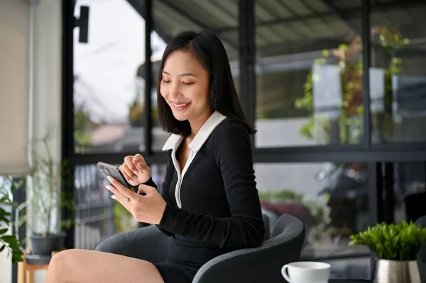 Smilende Elegant Asiatisk Forretningskvinne Tilfeldig Svart Kjole Som Bruker Telefonen – stockfoto