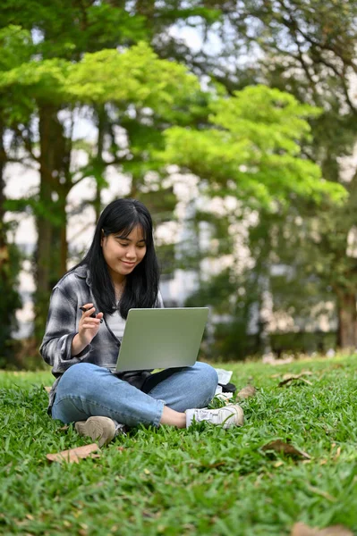 Retrato Joven Estudiante Universitaria Asiática Bonita Inteligente Usando Computadora Portátil — Foto de Stock