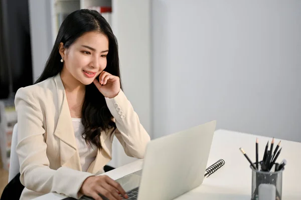 Atraktivní Úspěšná Tisíciletá Asijská Podnikatelka Nebo Manažerka Dívající Notebook Pracující — Stock fotografie