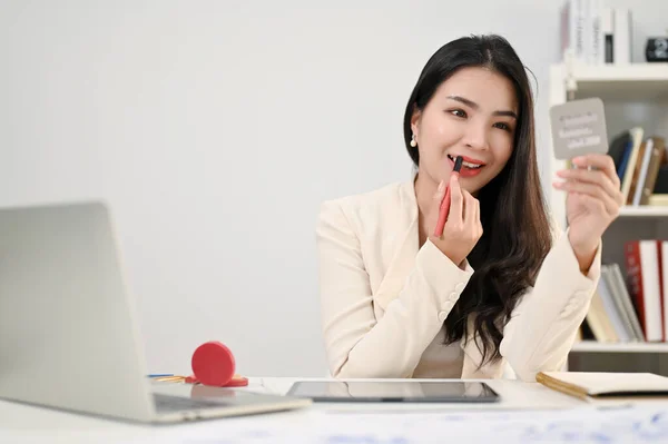 Atraktivní Okouzlující Tisíciletá Asijská Podnikatelka Nebo Sekretářka Dívající Zrcadla Pomocí — Stock fotografie
