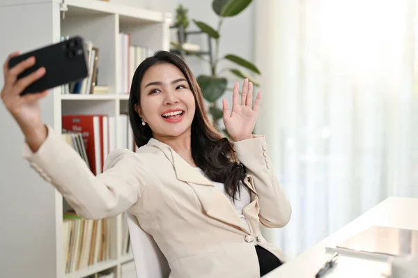 Aantrekkelijke Vrolijke Duizendjarige Aziatische Zakenvrouw Vrouwelijke Kantoormedewerker Nemen Selfie Opnemen — Stockfoto