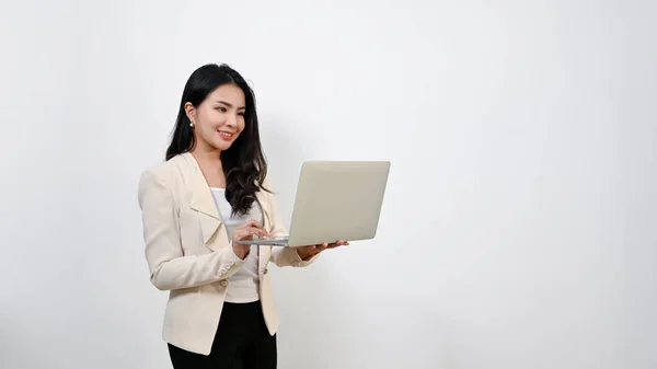 Mulher Negócios Asiática Milenar Bonita Terno Negócios Formal Usando Seu — Fotografia de Stock