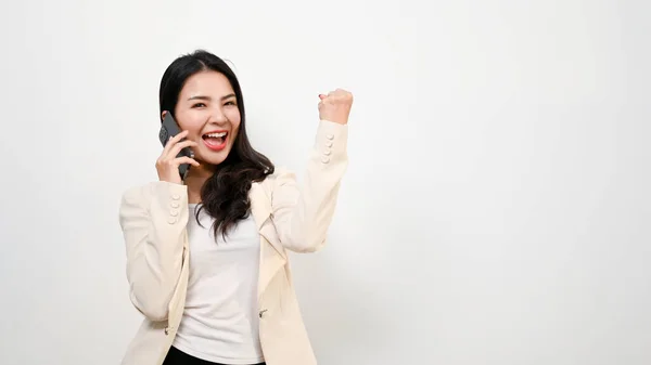 Vidám Millenniumi Ázsiai Üzletasszony Beszél Telefonon Örömteli Boldog Ünnepli Sikert — Stock Fotó