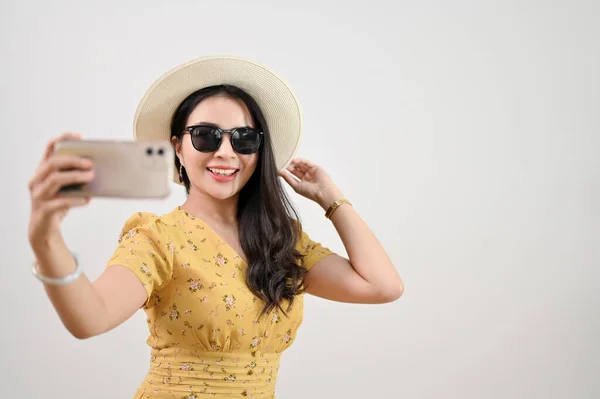 Aantrekkelijke Glimlachende Millennial Aziatische Vrouwelijke Toerist Stro Hoed Zonnebril Nemen — Stockfoto