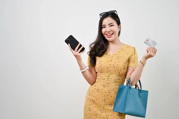 Посмішка Молодої Азіатки Повсякденному Одязі Кредитною Карткою Смартфоном Стоячи Навпроти — стокове фото