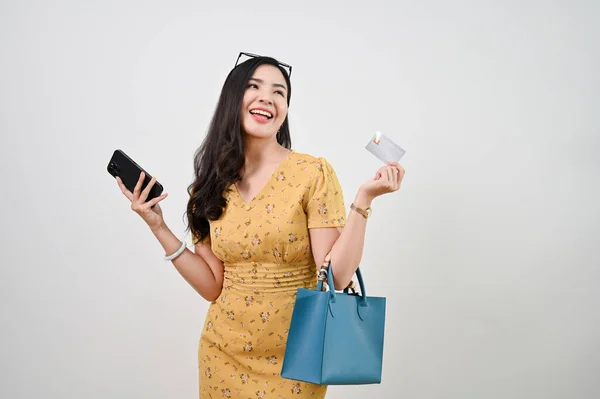 Glimlachende Jonge Aziatische Vrouw Casual Kleding Met Een Creditcard Smartphone — Stockfoto