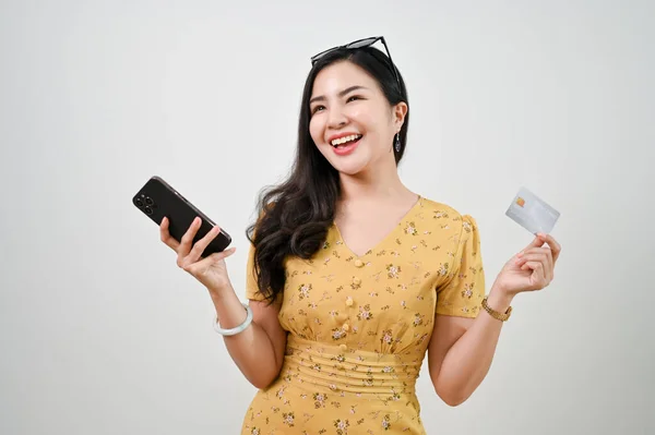 Vrolijke Vrolijke Jonge Aziatische Vrouw Casual Kleding Met Een Creditcard — Stockfoto