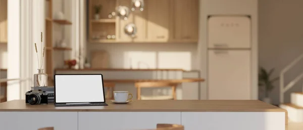 ワイヤレスキーボード カメラ コーヒーカップ 装飾や美しいキッチンのぼやけた背景の上にテーブルの上にスペースをコピーしてタブレットの白い画面のモックアップ 3Dレンダリング 3Dイラスト — ストック写真