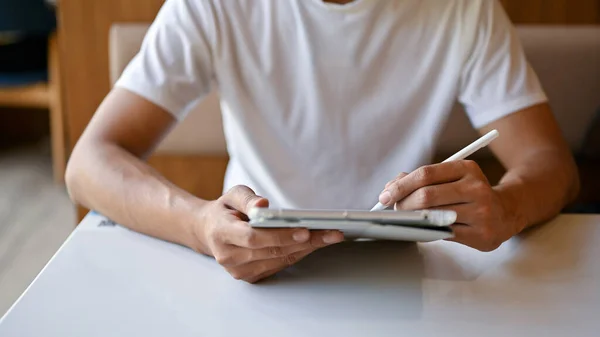 Dijital Tablet Kullanırken Bir Kafede Çalışan Genç Adamın Yakın Görüntüsü — Stok fotoğraf