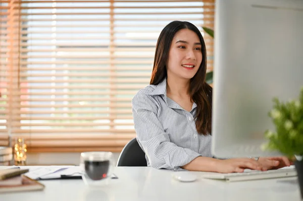 Charmig Och Glad Ung Asiatisk Affärskvinna Eller Kvinnlig Kontorsanställd Arbetar — Stockfoto