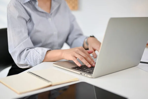 Profesyonel Bir Kadınının Ofis Çalışanının Bilgisayarını Masasında Kullanırken Klavyede Yazarken — Stok fotoğraf