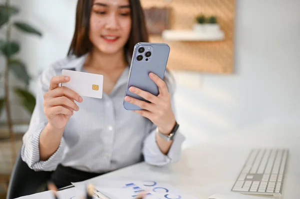 Jonge Aziatische Zakenvrouw Zit Aan Haar Bureau Registreert Zich Voor — Stockfoto