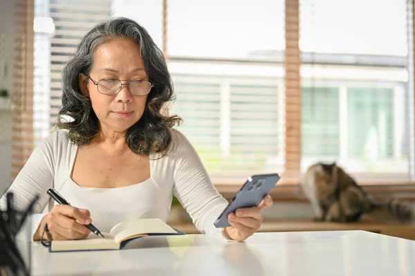 Konzentrierte Frau Asiatischen Alter Von Jahren Lässiger Kleidung Und Brille — Stockfoto