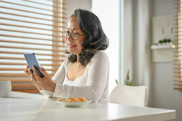 Eine Glückliche Frau Asiatischen Alter Die Ihr Smartphone Benutzt Mit — Stockfoto
