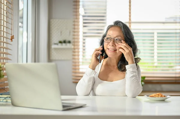 Professionelle Geschäftsfrau Asiatischen Alter Oder Führungskraft Telefoniert Mit Geschäftspartnern Arbeit — Stockfoto