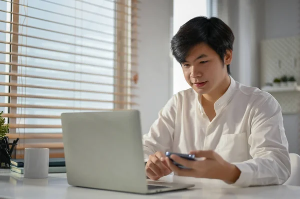 Inspirado Inteligente Millennial Asiático Empresario Mirando Pantalla Ordenador Portátil Trabajando — Foto de Stock