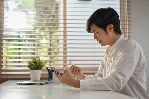 Seitenansicht Eines Hübschen Asiatischen Millennials Der Mobile Banking Anwendungen Nutzt — Stockfoto
