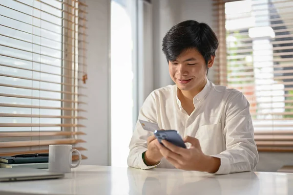 Lächelnder Asiatischer Millennial Mann Mit Mobiler Banking Anwendung Geld Überweisen — Stockfoto