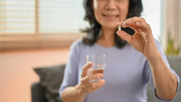 Detailní Záběr Šťastná Šedesátiletá Asiatka Důchodu Drží Sklenici Vody Pilulku — Stock fotografie