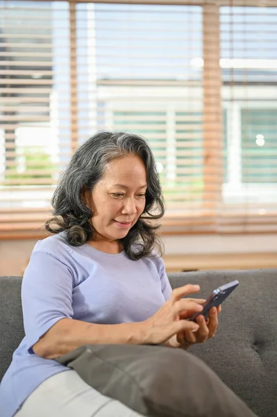 Porträt Glückliche Jährige Rentnerin Aus Asien Mit Ihrem Handy Auf — Stockfoto