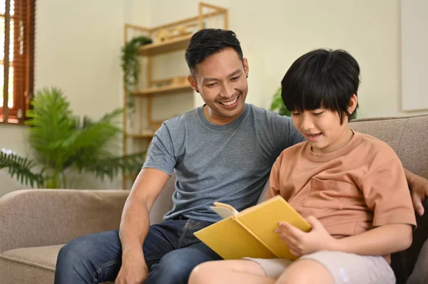 Gelukkig Zorgzame Aziatische Vader Leert Zijn Zoon Een Boek Lezen — Stockfoto