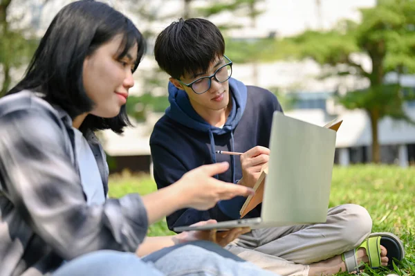 一位聪明的年轻亚洲男性大学生 为他的女友教数学 或在大学公园一起做功课 教育和生活方式概念 — 图库照片