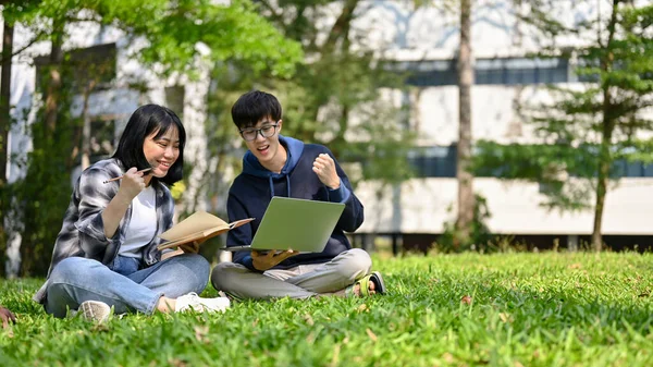 两名快乐的年轻亚洲大学生一边在校园公园里欢呼雀跃 一边庆祝自己的考试成绩 — 图库照片