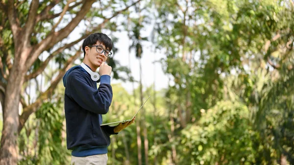 Retrato Guapo Joven Asiático Joven Estudiante Universitario Con Portátil Pie —  Fotos de Stock