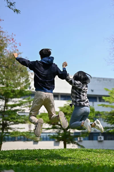 Los Despreocupados Alegres Estudiantes Universitarios Asiáticos Están Tomados Mano Saltando —  Fotos de Stock