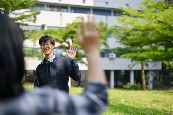 Feliz Sorridente Jovem Asiático Estudante Universitário Acena Mão Para Cumprimentar — Fotografia de Stock