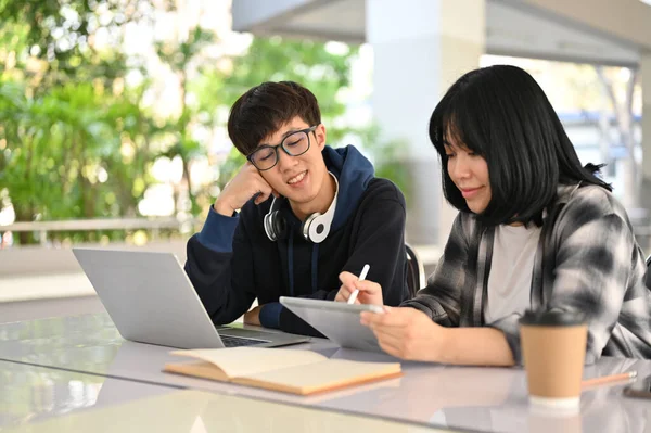 Smarte Unge Asiatiske Collegestudent Underviser Matte Sin Mannlige Venn Forbereder – stockfoto