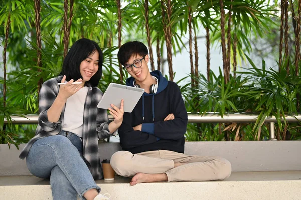 Dois Jovens Amigos Asiáticos Felizes Faculdade Estão Discutindo Olhando Para — Fotografia de Stock