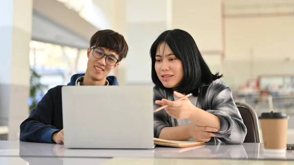 Dois Jovens Estudantes Universitários Asiáticos Inteligentes Fazendo Projeto Escolar Juntos — Fotografia de Stock