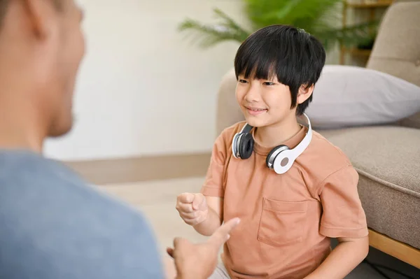 Søt Lykkelig Asiatisk Gutt Som Leker Rockepapir Saks Med Faren – stockfoto