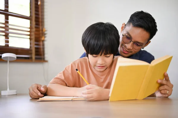 Vriendelijke Zorgzame Aziatische Vader Onderwijs Het Helpen Van Zijn Zoon — Stockfoto