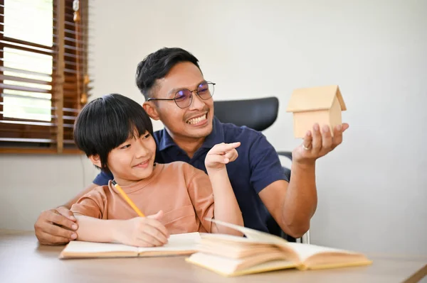 Vrolijke Zorgzame Aziatische Vader Het Leren Van Zijn Kleine Zoon — Stockfoto