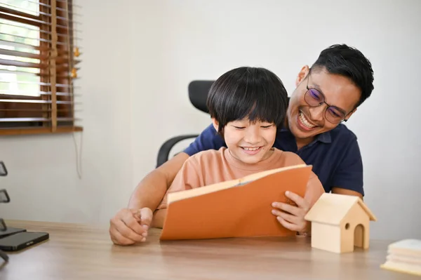Pečující Šťastný Asijský Otec Učí Svého Syna Číst Dětskou Knížku — Stock fotografie