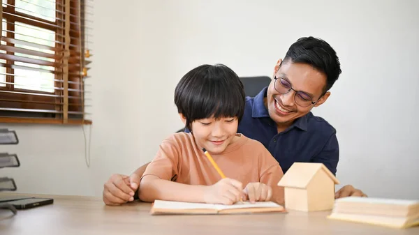 Pai Asiático Carinhoso Feliz Ensinando Seu Filho Escrever Alfabeto Desenhar — Fotografia de Stock