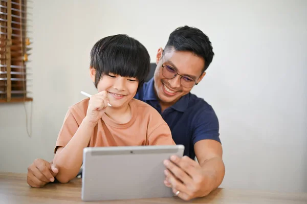 Szczęśliwy Wesoły Azjatycki Tata Cieszy Się Oglądając Dziecięcą Zawartość Wideo — Zdjęcie stockowe