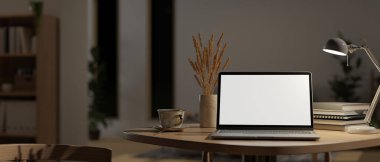 Laptop beyaz ekran modeli, masa lambası seramik bir vazoda otlar ve rahat oturma odasındaki ahşap masanın üzerindeki dekorun yakın plan görüntüsü. Ev çalışma alanı. 3d görüntüleme, 3d illüstrasyon