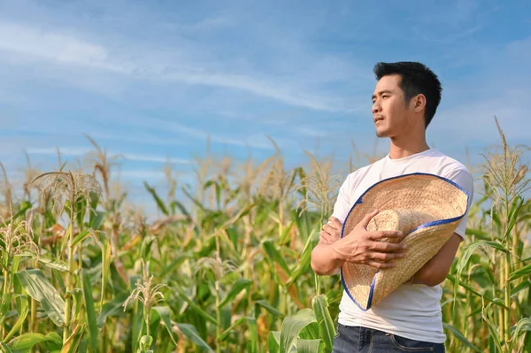 Pomyślny Tysiącletni Rolnik Azjatycki Lub Właściciel Farmy Kukurydzianej Słomkowym Kapeluszem — Zdjęcie stockowe