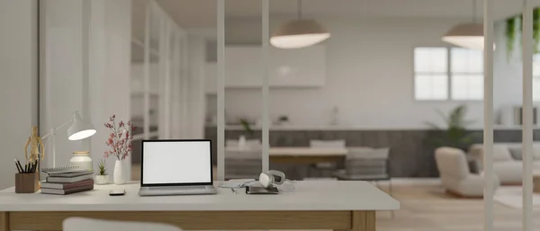 Μοντέρνο Λευκό Γραφείο Στο Σπίτι Χώρος Εργασίας Laptop Λευκή Οθόνη — Φωτογραφία Αρχείου