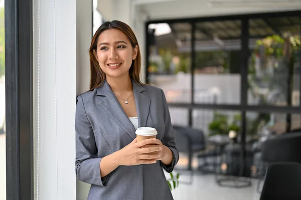 Mooie Lachende Duizendjarige Aziatische Zakenvrouw Vrouwelijke Baas Formele Business Suit — Stockfoto