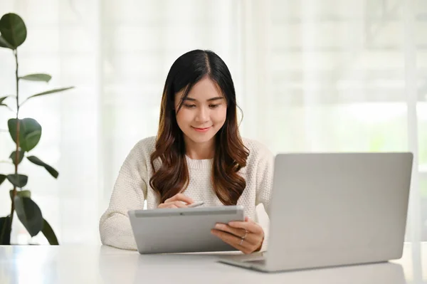 Feliz Bonita Joven Mujer Asiática Usando Tableta Digital Una Mesa — Foto de Stock