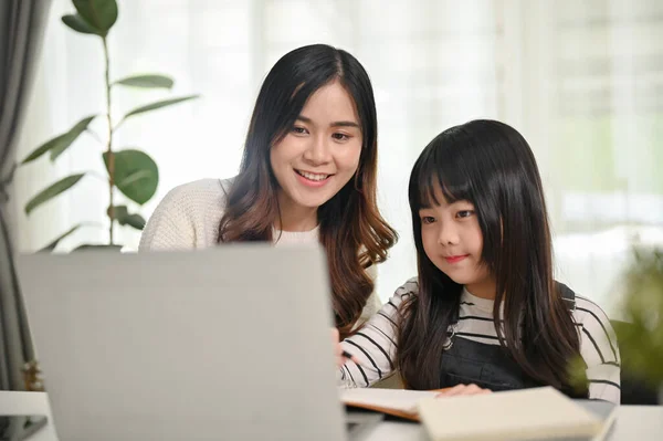 Vriendelijke Gelukkige Aziatische Zus Helpen Haar Zusje Met Online Studie — Stockfoto