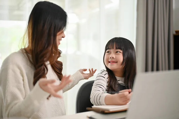 Uma Jovem Menina Asiática Adorável Gosta Conversar Com Sua Mãe — Fotografia de Stock