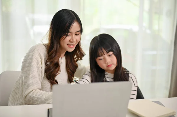 Vriendelijke Zorgzame Aziatische Zus Helpen Haar Zusje Met Huiswerk Thuis — Stockfoto