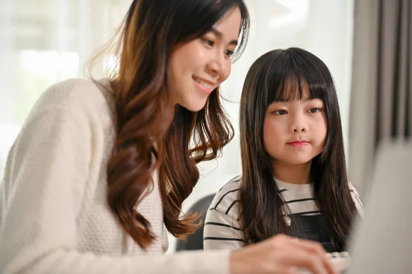 Gentil Carinhosa Irmã Asiática Ajudando Sua Irmãzinha Com Aprendizagem Line — Fotografia de Stock