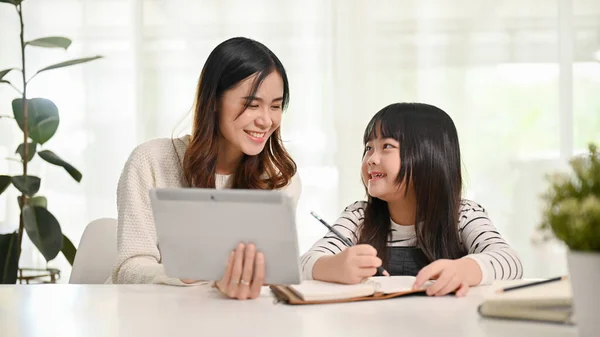 Amigável Jovem Asiática Irmã Ensinando Matemática Para Sua Irmã Mais — Fotografia de Stock